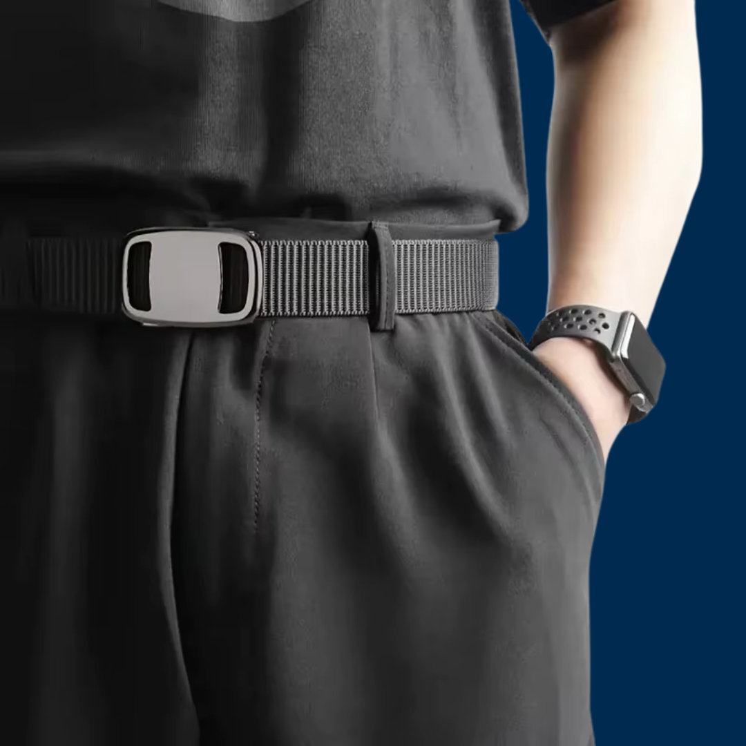 Homme portant la ceinture Milano en toile robuste – tenue décontractée – MaCeinture.ma