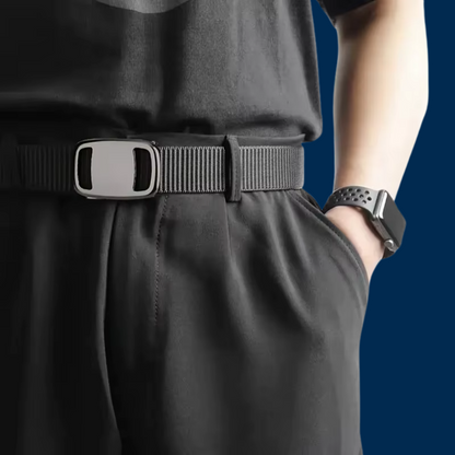 Homme portant la ceinture Milano en toile robuste – tenue décontractée – MaCeinture.ma